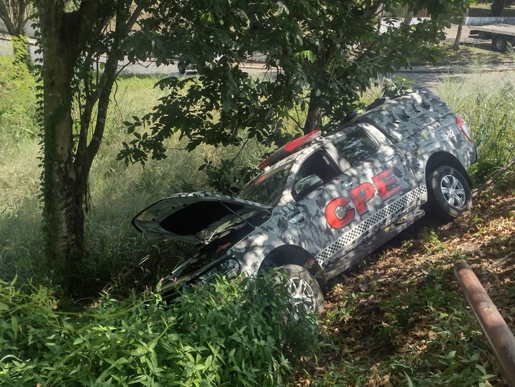 Viatura da polícia vai parar dentro de matagal durante acidente, em Manaus