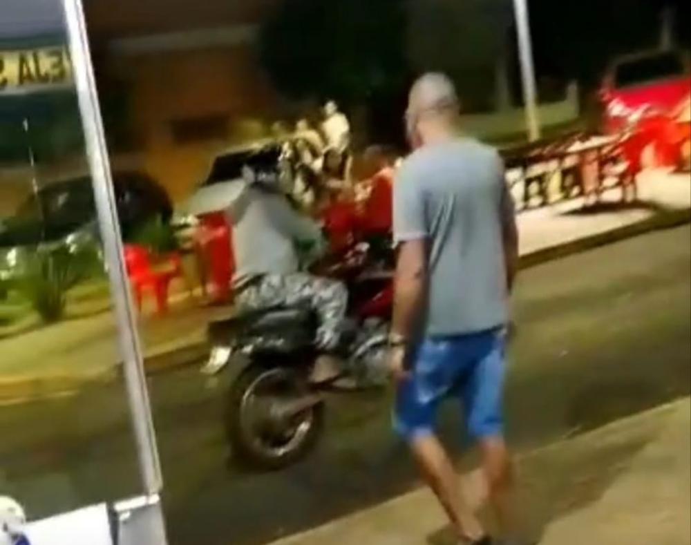 Após moto falhar, assaltantes levam surra da população; veja o vídeo