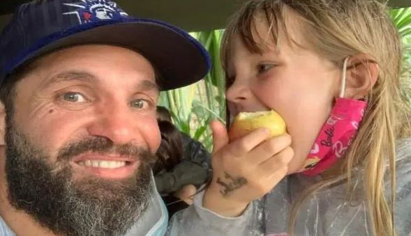 Menina de seis anos morre após ser baleada dentro do carro junto com o pai