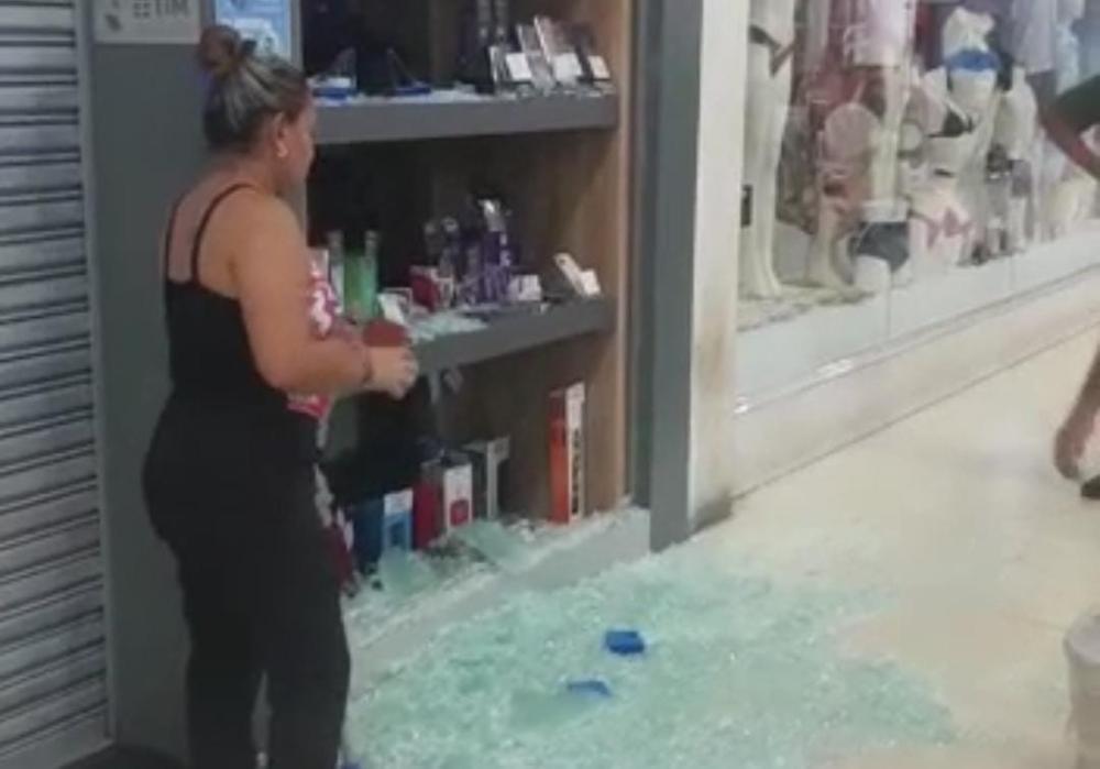 Homens quebram vidraça de loja da Tim e levam vários celulares