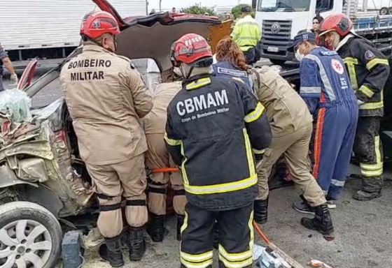 Grave acidente em Manaus deixa duas pessoas feridas 