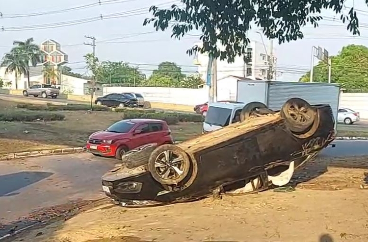Carro capota e três mulheres ficam feridas em acidente de trânsito, em Manaus