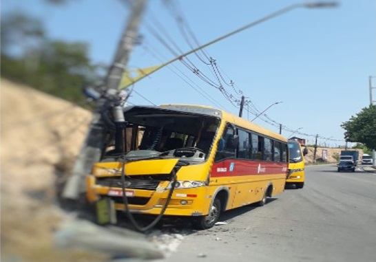 Motorista de amarelinho perde a direção e colide com poste na Zona Leste de Manaus 