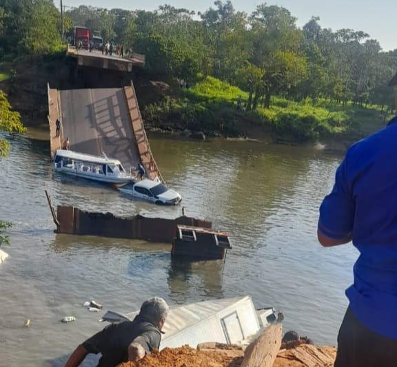 Urgente: Trecho da BR-319 desaba e carros caem no rio, no Amazonas; veja os vídeos