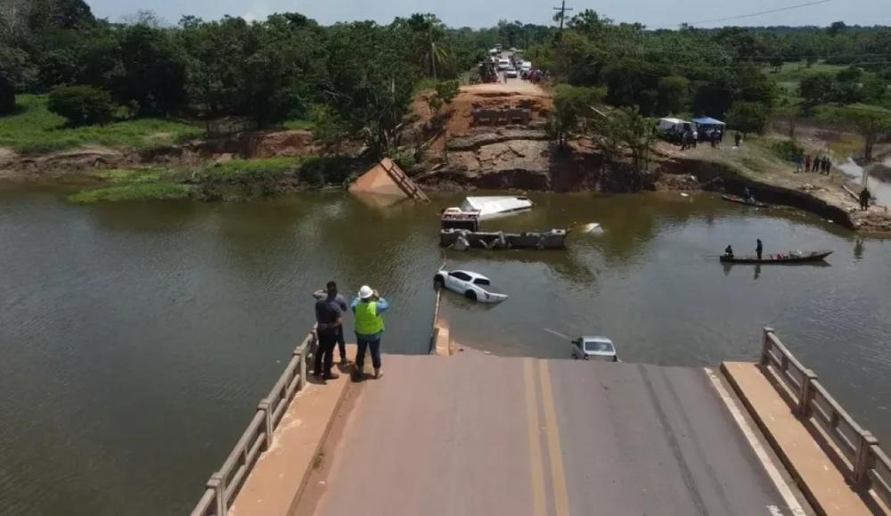 Com três mortes confirmadas, busca por desaparecidos, após desabamento da ponta na BR 319, chega ao segundo dia