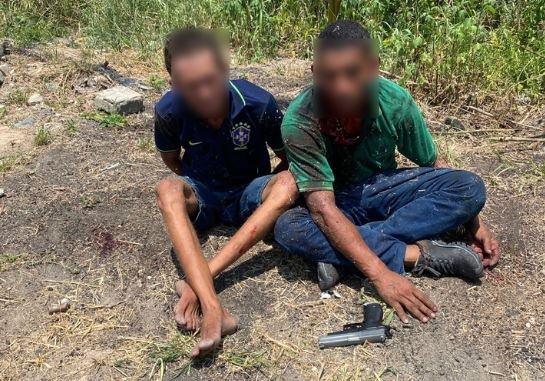 Dupla é espancada após assaltar mototaxista com revólver de brinquedo, em Manaus