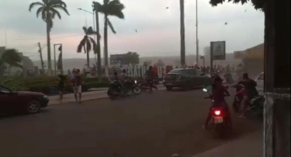 Fortes ventos derrubam placa da entrada de Autazes, no Amazonas; veja o vídeo