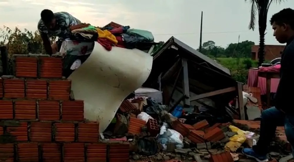 Bebê em rede morre ao ser arremessado a 25 metros por vendaval