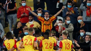 Sem Neymar e Mbappé, PSG perde para o Lens na estreia.