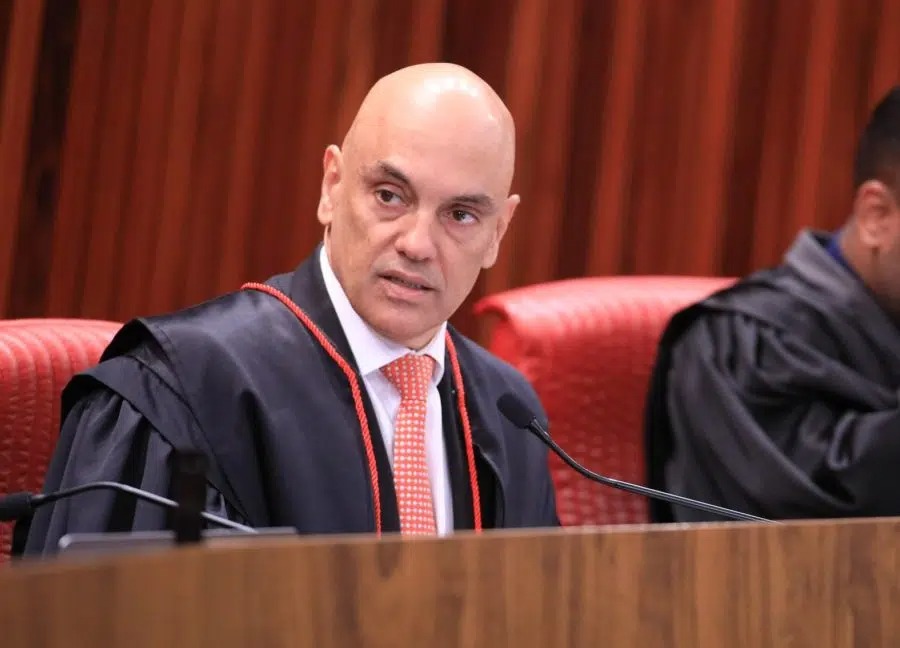 Moraes ordena que PT retire de circulação vídeos que ligam Bolsonaro à pedofilia