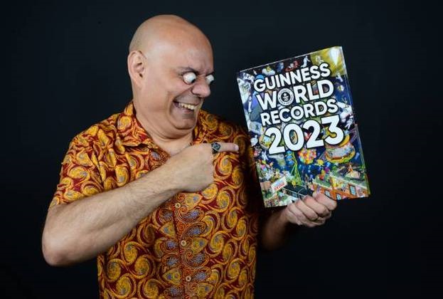 Brasileiro entra para livro dos recordes por olho mais esbugalhado do mundo