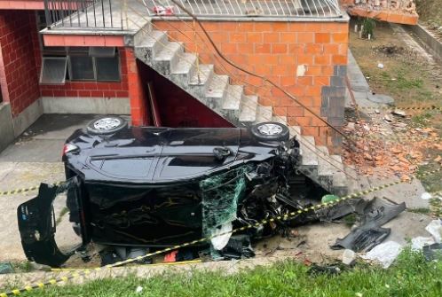 Carro colide após suspeitos de arrastão perderem controle em perseguição policial 