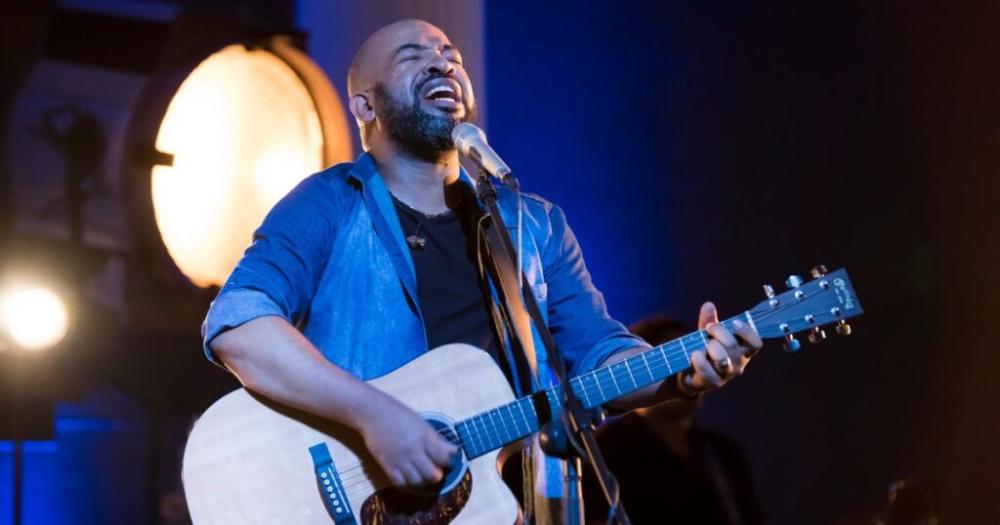 Vocalista da banda Trazendo a Arca se apresenta em igreja na noite desta terça (1º), em Manaus