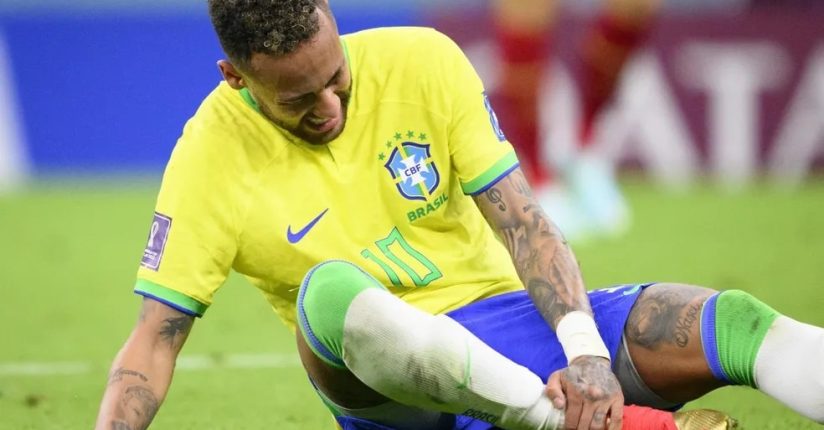 Após lesões, Neymar e Danilo não jogam mais pela Seleção na primeira fase da Copa do Mundo