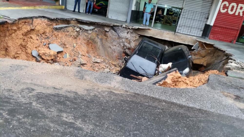 Carros são engolidos por cratera no bairro da Raiz durante forte chuva em Manaus