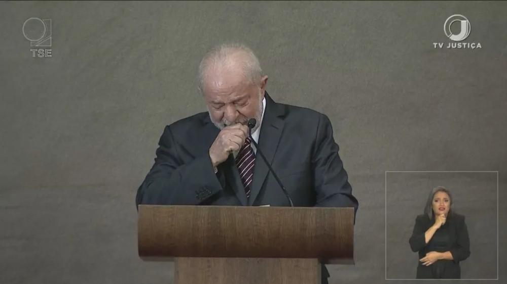 Lula chora em diplomação, lembra vigília em Curitiba e diz “recuperar a democracia”