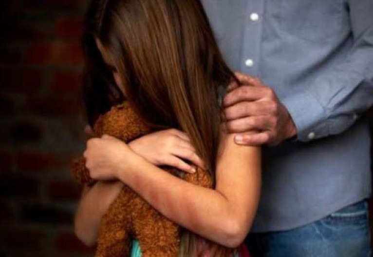 Homem é preso após ser flagrado com criança e adolescente dentro de motel em Manaus