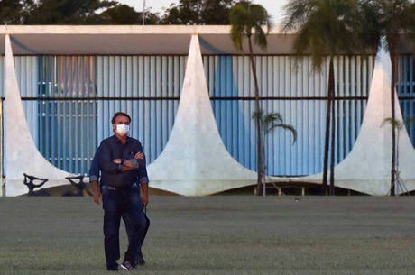 Bolsonaro almoça com ministros e deputados no Alvorada 