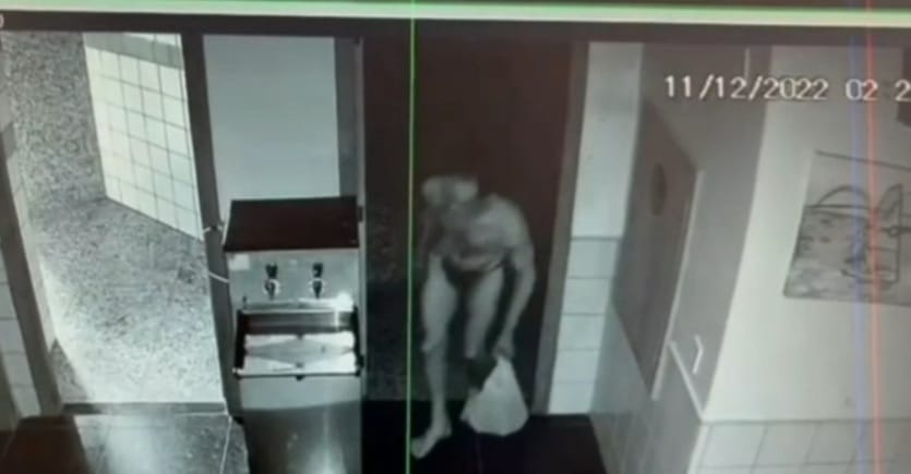 Homem vestindo apenas calcinha é flagrado furtando escola no DF; veja o vídeo