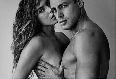 CAUÃ REYMOND SURGE NU COM A MULHER, MARIANA GOLDFARB, EM CLIQUE DE MARIO TESTINO