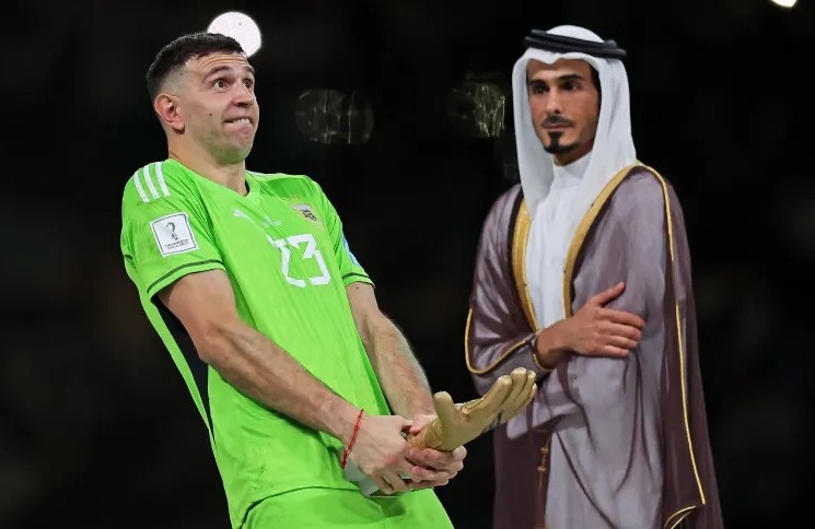 Goleiro da Argentina explica gesto feito com o troféu durante comemoração no Catar 