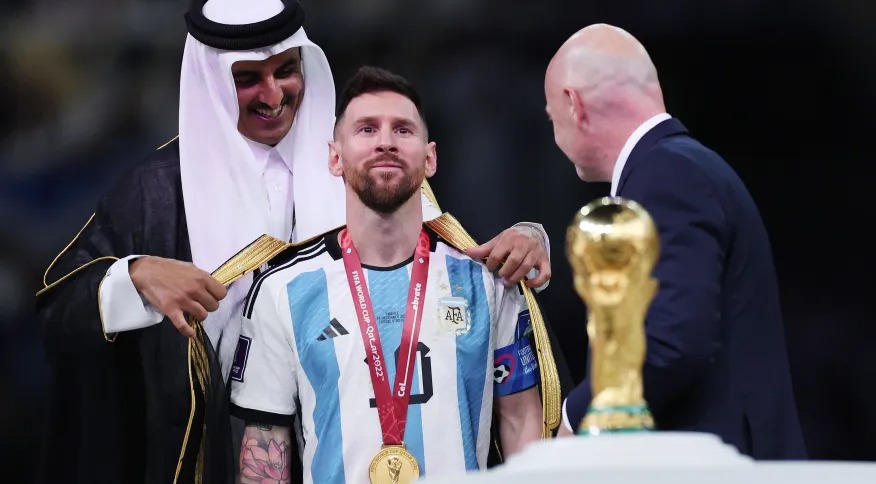 Saiba a importância do manto vestido por Messi para levantar a taça da Copa