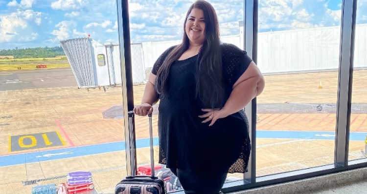 Justiça condena empresa aérea que impediu modelo plus size de voltar do Qatar: “gordofobia”, diz brasileira