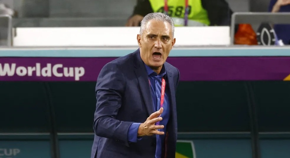 Tite é assaltado em caminhada na praia da Barra da Tijuca, no Rio de Janeiro