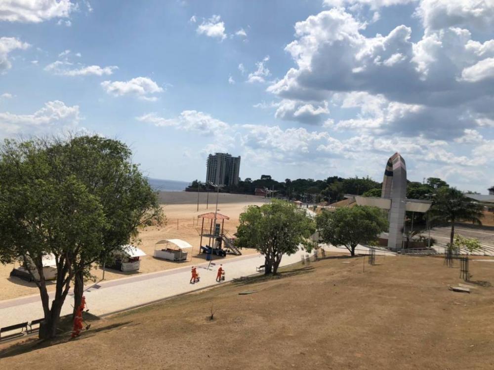 Após decreto municipal, poucos comparecem à Praia da Ponta Negra