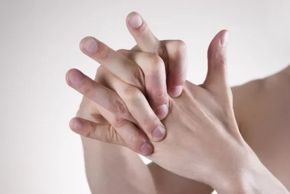 Estalar os dedos faz mal? Saiba tudo sobre este tema