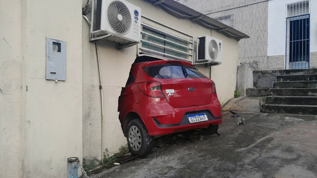 Motorista perde controle de carro e atravessa parede de restaurante em Manaus