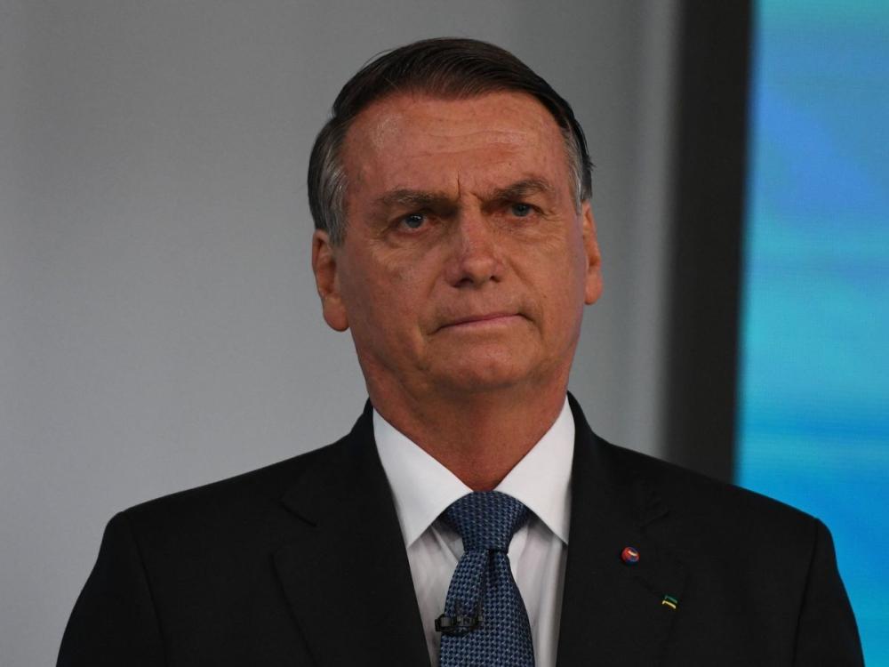Bolsonaro lamenta atos em Brasília e diz que pretende antecipar volta ao Brasil