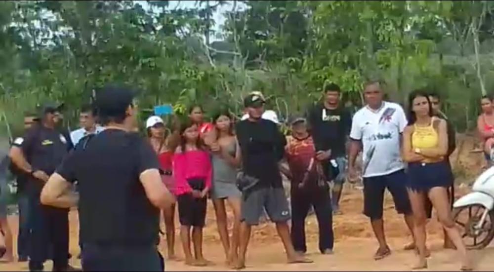 Moradores de Careiro Castanho fazem manifestação de terra e pedem a presença do prefeito 