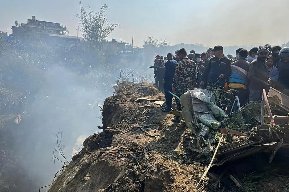 Avião cai em Nepal e deixa pelo menos 68 mortos; confira