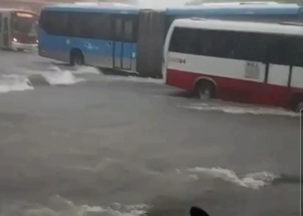 Manaus alagada: Forte chuva na capital provoca caos em várias avenidas 