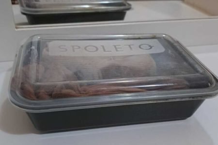 Médica é presa após abortar e guardar feto em pote de marmita