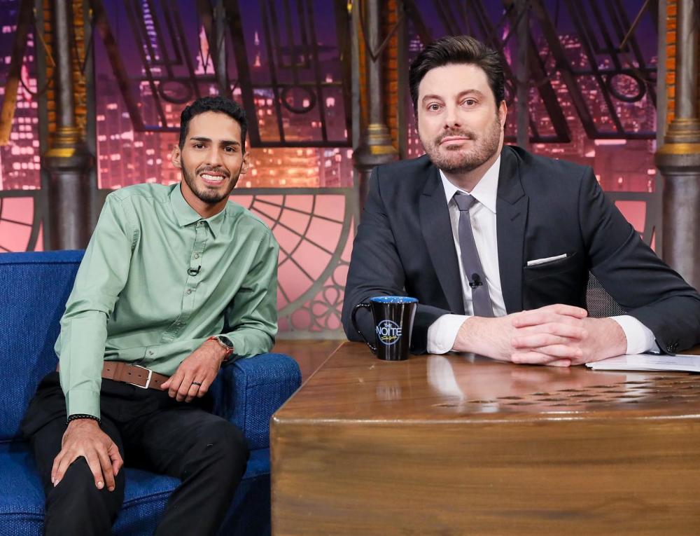 Agenor anuncia participação no The Noite nesta quarta-feira (10)