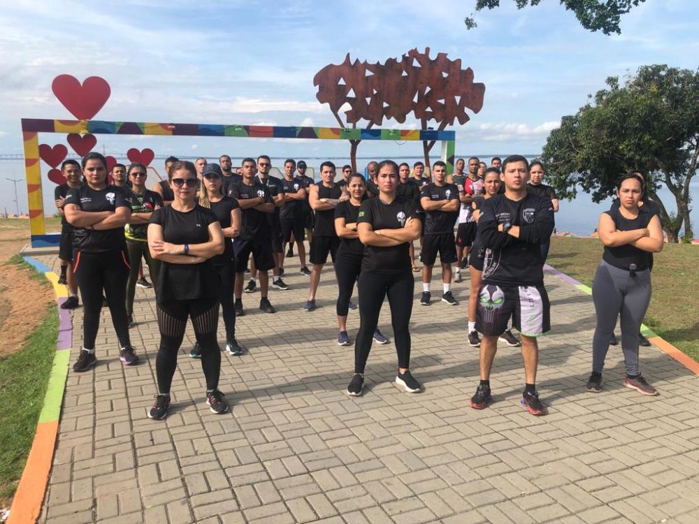 Aprovados da PM realizam ação na Ponta Negra para pedir ao governador a convocação de 3.527 aptos