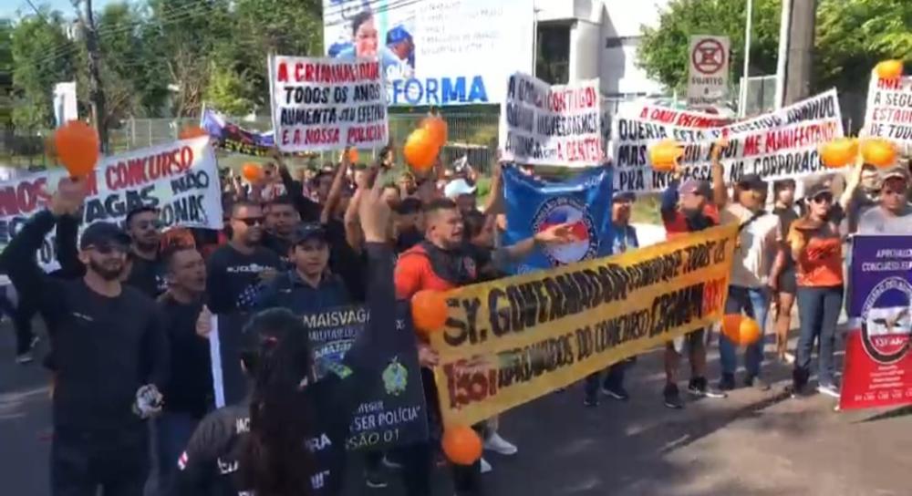 Aprovados da PM se concentram em frente à sede do Governo para pedir a convocação de 3.527 aptos