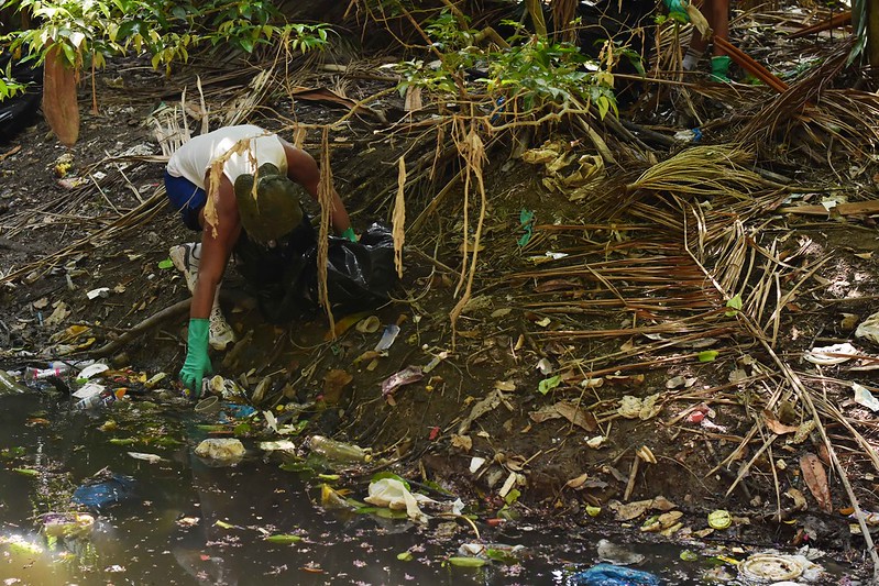 Prefeitura e Marinha retiram resíduos flutuantes no Parque do Mindu