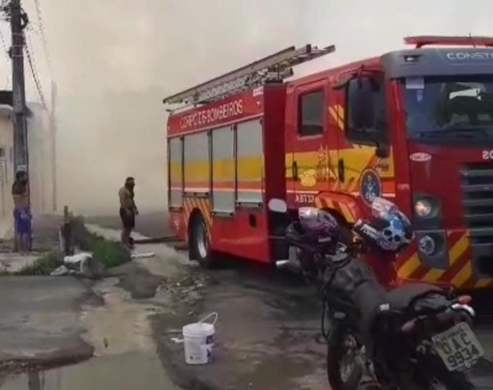 URGENTE: Incêndio de grandes proporções no bairro Santo Antônio; veja vídeos 