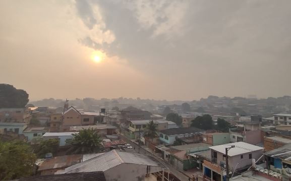 Fumaça em Manaus é causada por 60 focos de queimadas no Amazonas, segundo o Inpe