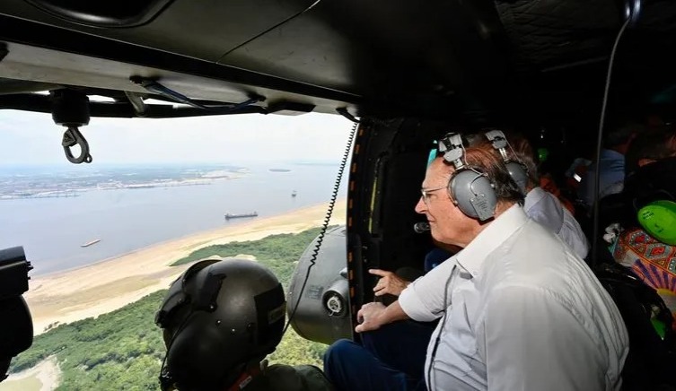 Vice-presidente visita áreas afetadas pela seca histórica na Amazônia e anuncia ações emergenciais
