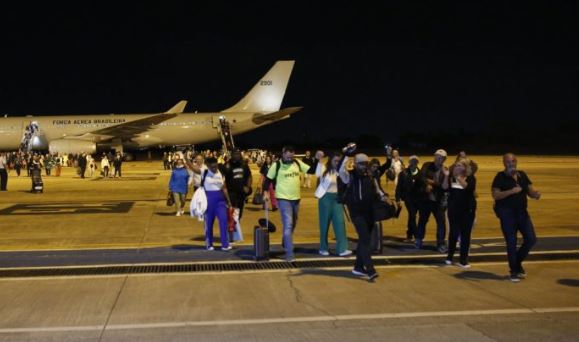 Avião da FAB com 211 brasileiros resgatados em Israel chega ao Brasil
