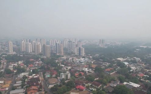Manaus entra no terceiro dia seguido encoberta por fumaça das queimadas