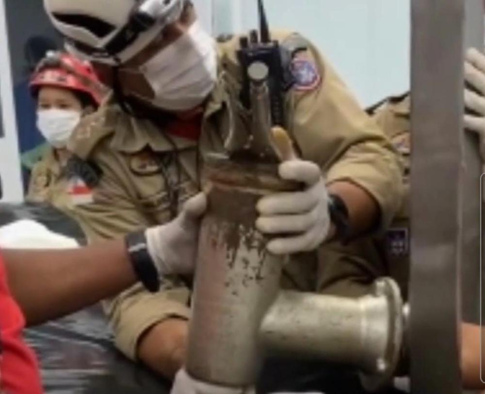 Açougueiro tem mão triturada após prendê-la em máquina de moer carne em Manaus