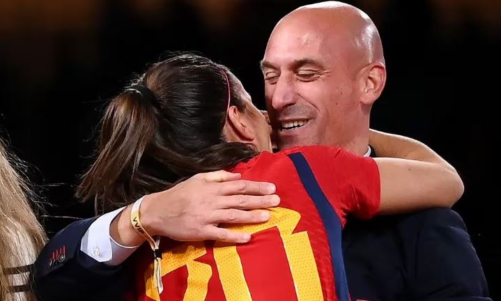 Ex-presidente da Federação Espanhola é banido do futebol por 3 anos após assédio