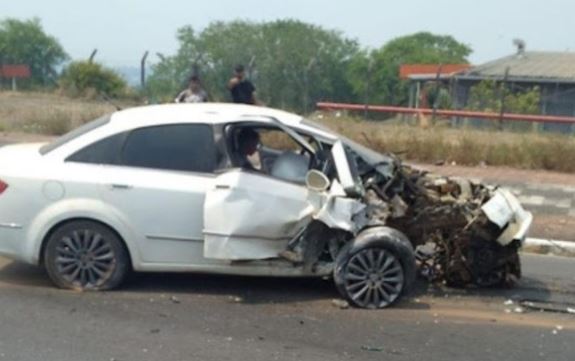 Motorista perde controle do carro e colide com poste de energia na Zona Leste de Manaus