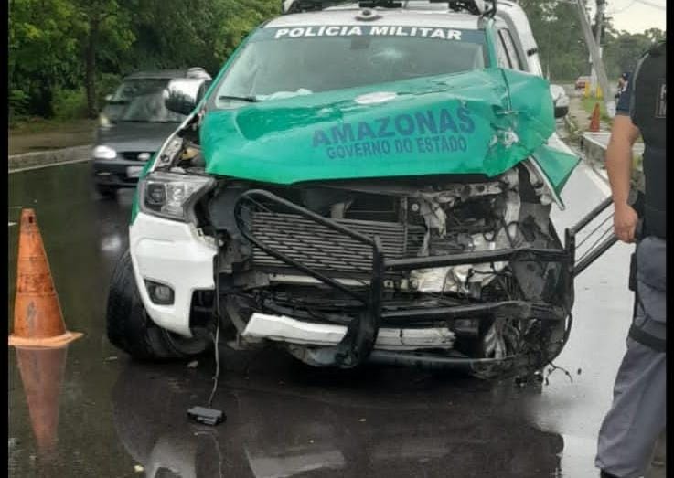 Viatura da PM se envolve em acidente na Avenida das Torres, em Manaus