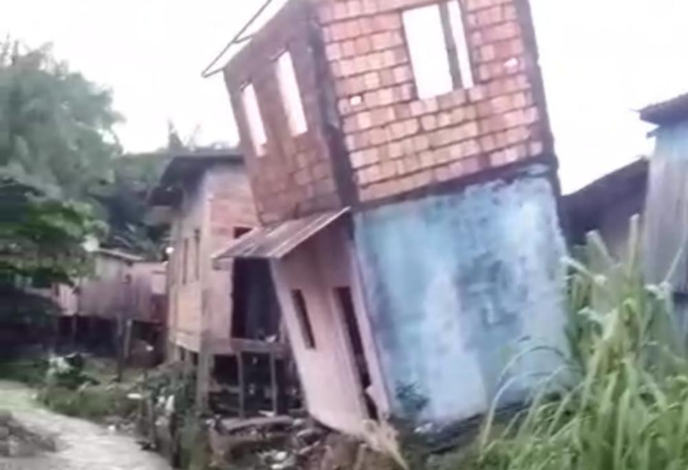 Forte chuva causa transtornos no bairro Santo Antônio; veja vídeo